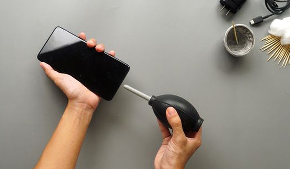 ফোনের চার্জিং পোর্ট পরিষ্কার করবেন যেভাবে ফোনের চার্জিং পোর্ট পরিষ্কার করবেন যেভাবে